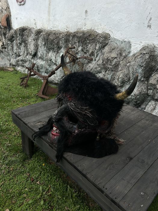 Кукерска маска с рога