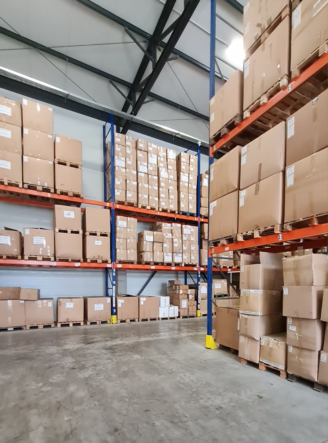 Furnizor imbracaminte si incaltaminte outlet. Oferim plata la termen