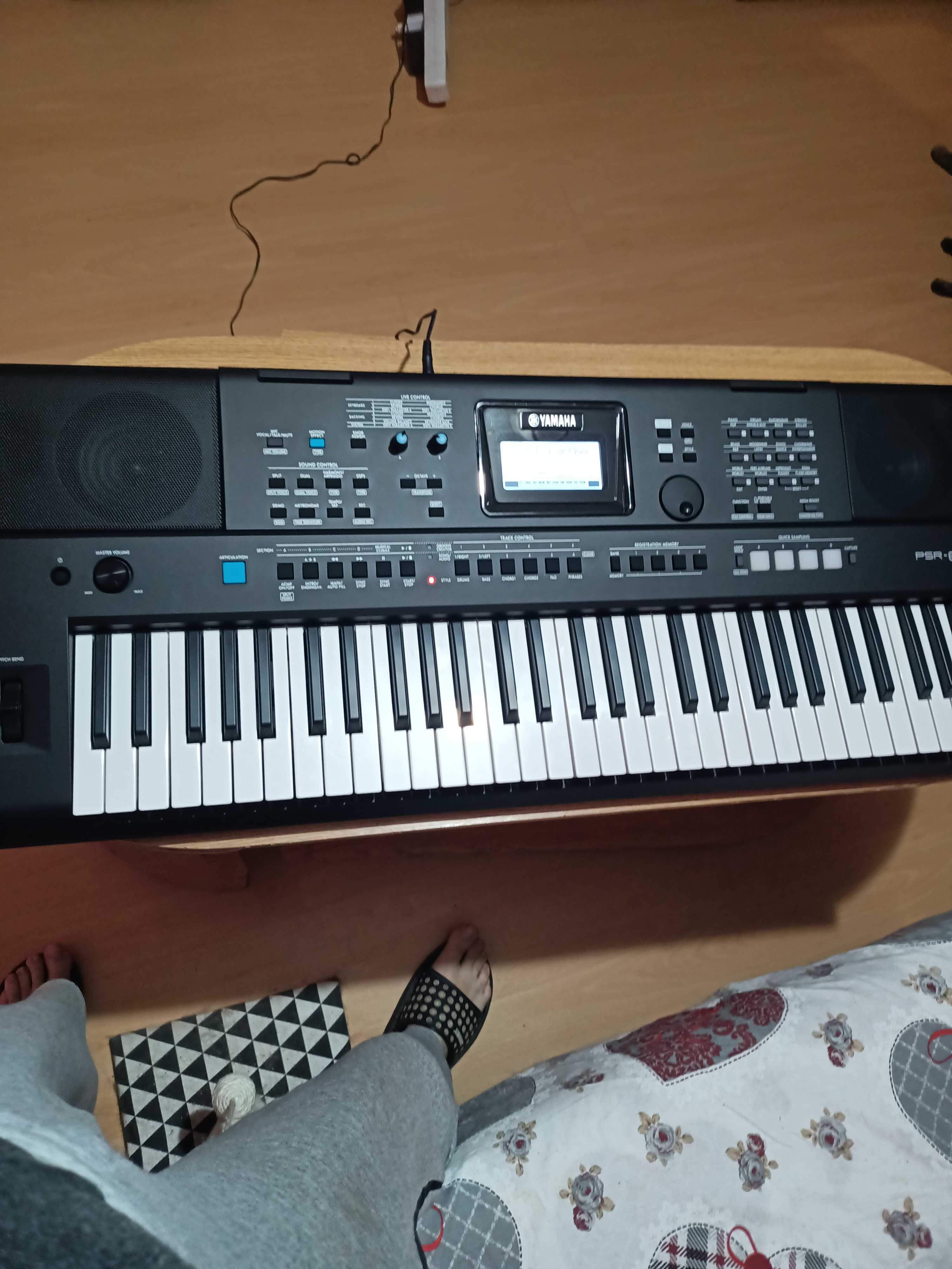 Vând orga Yamaha PSR E 473