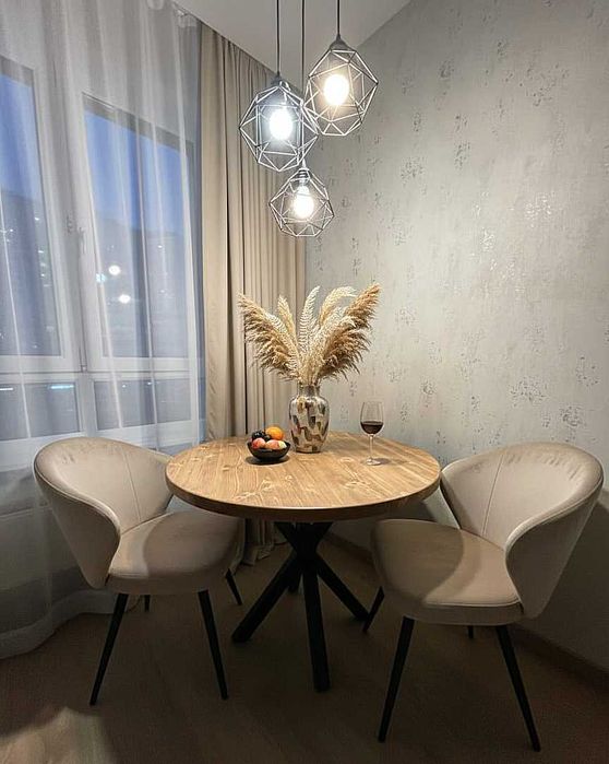 Трапезна маса с жив ръб