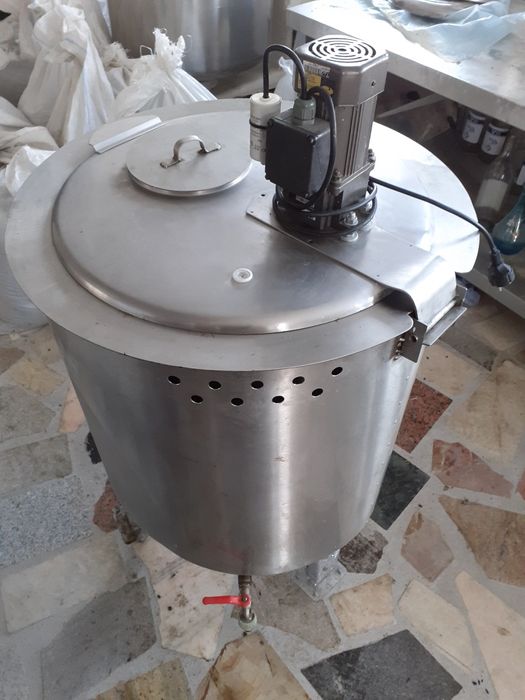 Vând răcitor de lapte PANASONIC de inoxu dublu capacitate 100 de kg.