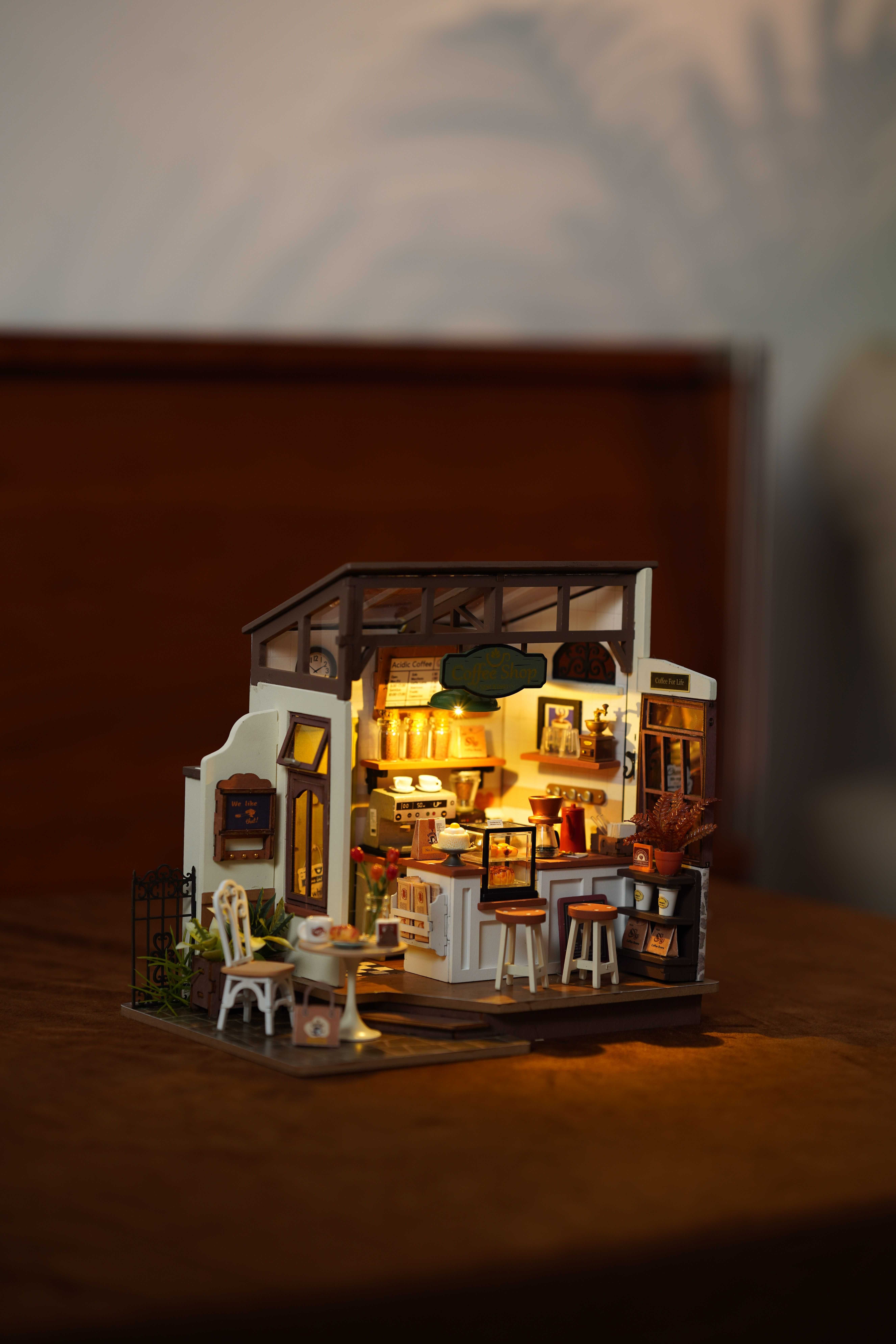 Миниатюрна къщичка: Slow Life Cafe – DIY комплект с LED осветление
