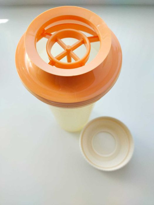 Большой миксер (750 мл) с винтовой крышкой (Tupperware).