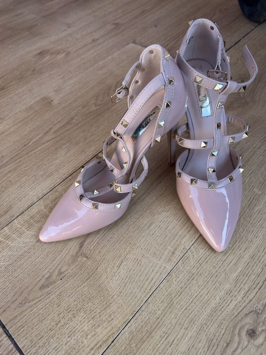 Vand pantofi stare buna ,culoare frumosa comozi , eleganti si moderni