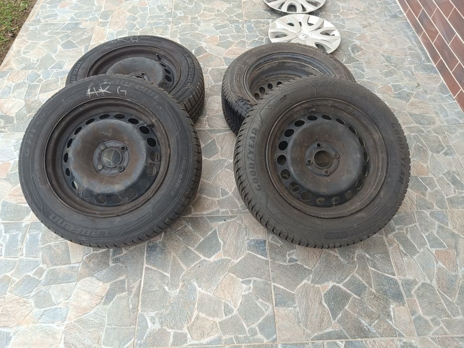Vând jante cu anvelope R15 +capace cu sigla Renault