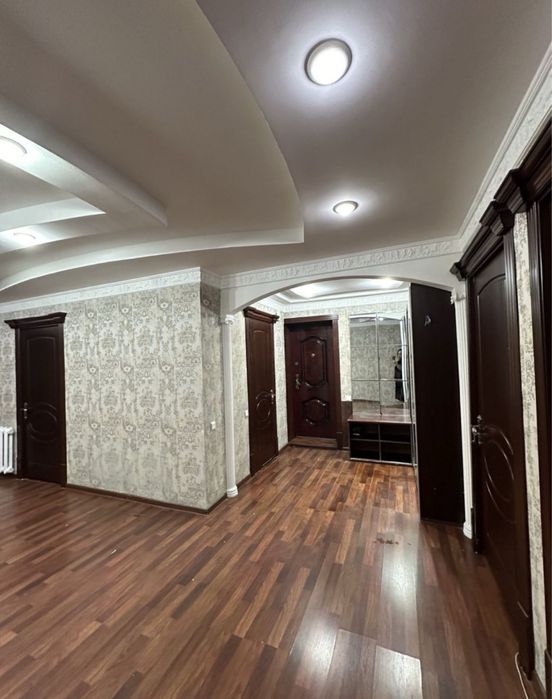 Срочно продаётся квартира Метро Мирзо Улугбек 9-квартиил кирпич 2/6 ба