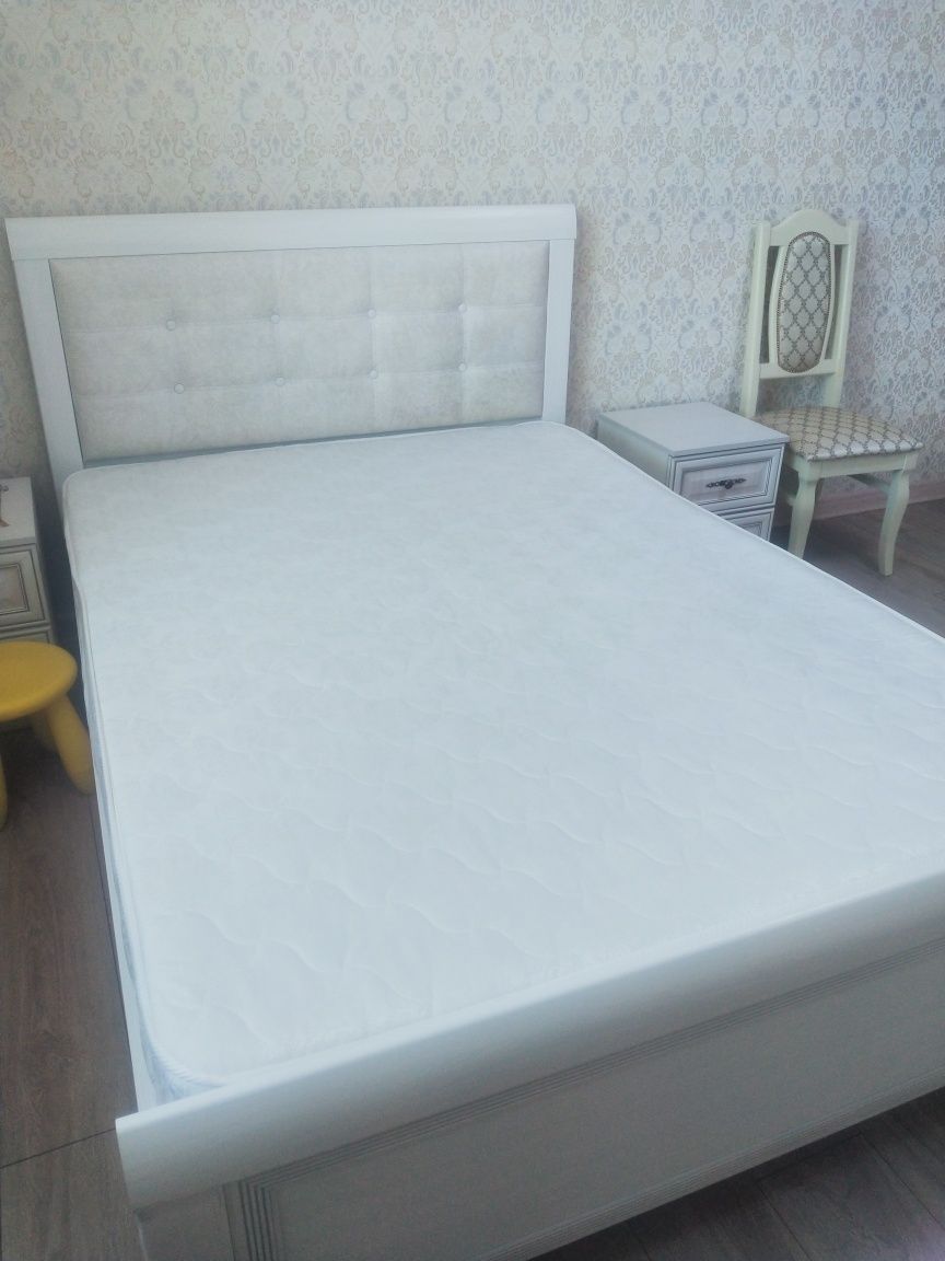 Кровать и платяной шкаф