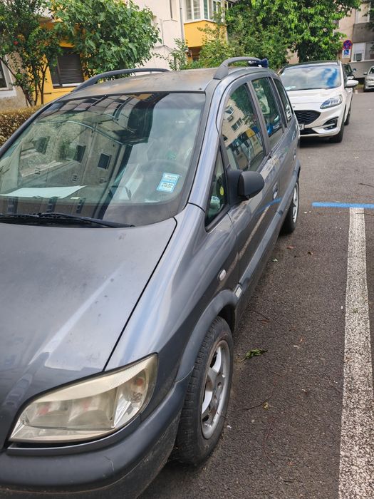 Vând Opel zafira