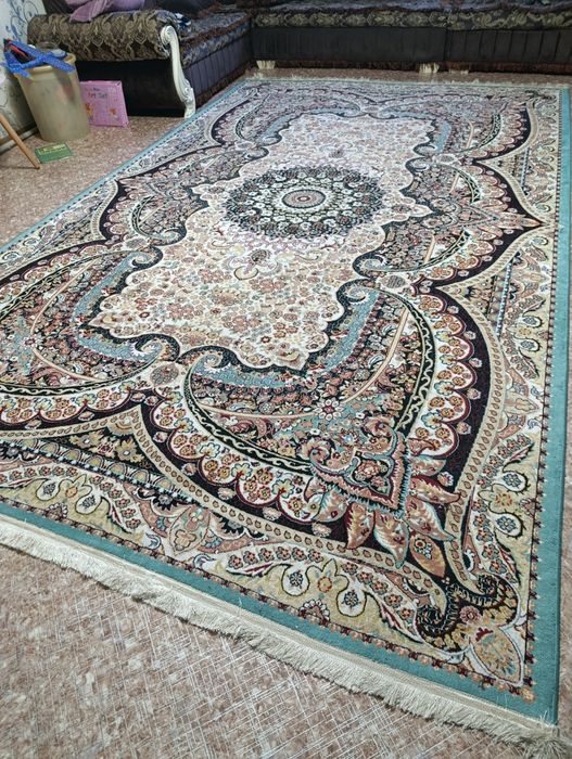 Продам ковер 2.5 на 4 метра состояние отличное.