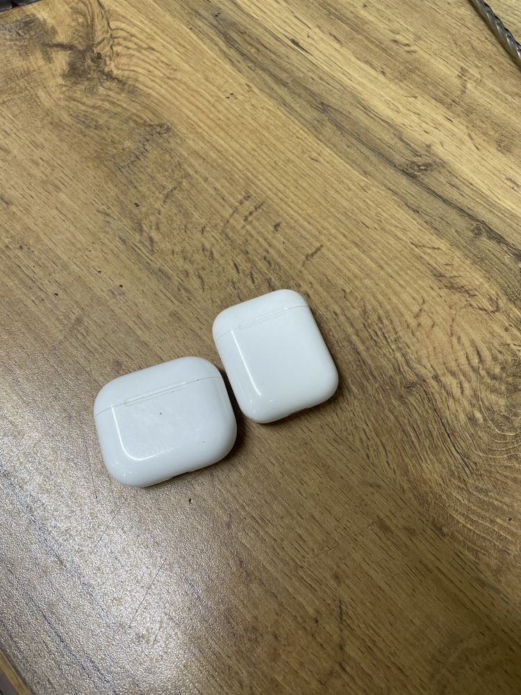 Продам кейс от AirPods 1 и AirPods 3