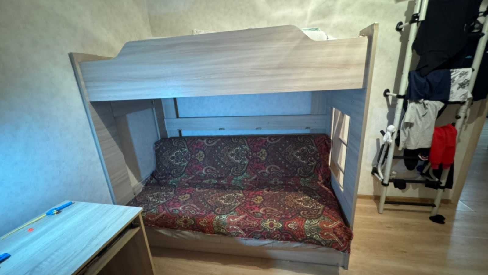 продам б/у двуярусную кровать в отличном состоянии