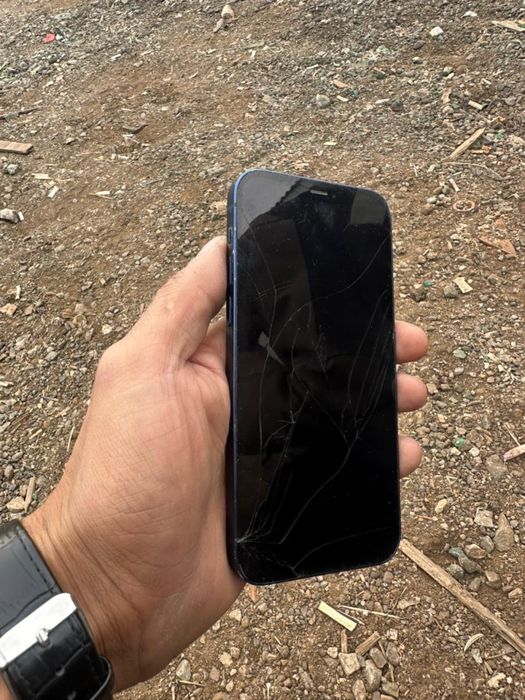 Iphone 12 , док есть