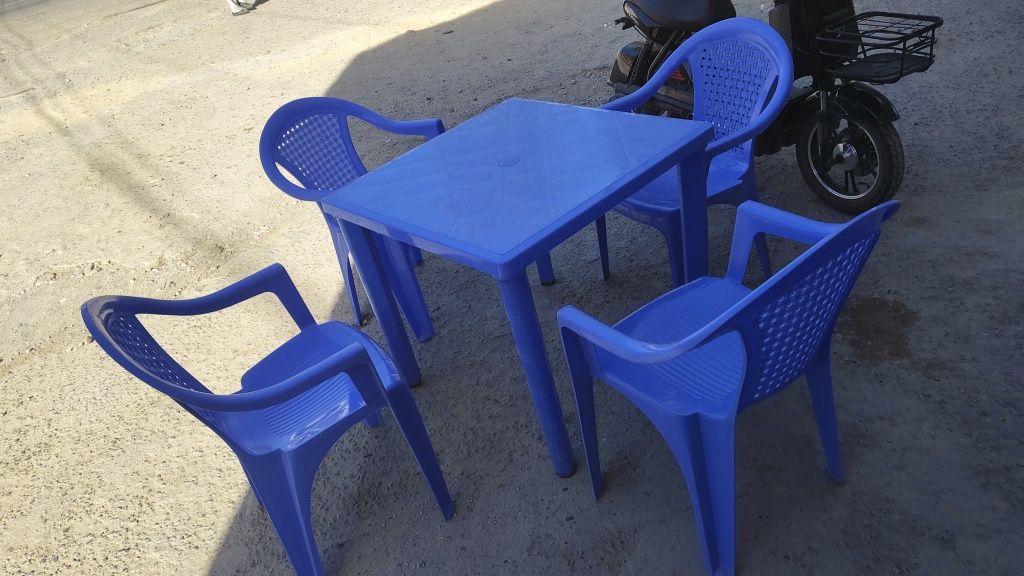 Stol stul faqat ko'k rangi bor