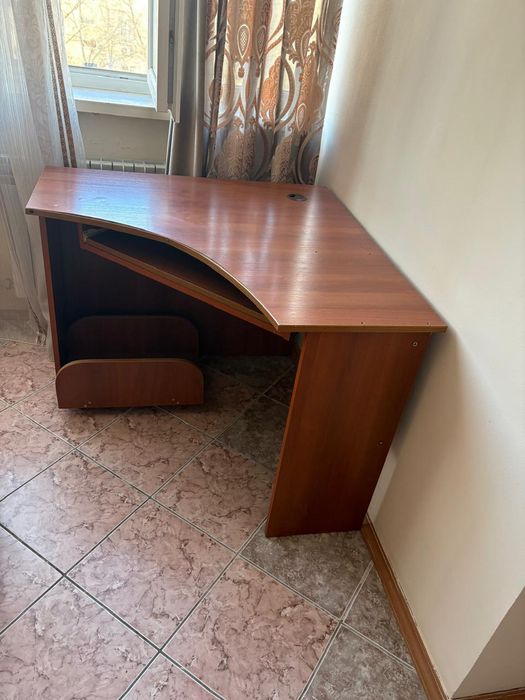 Угловой компьютерный стол