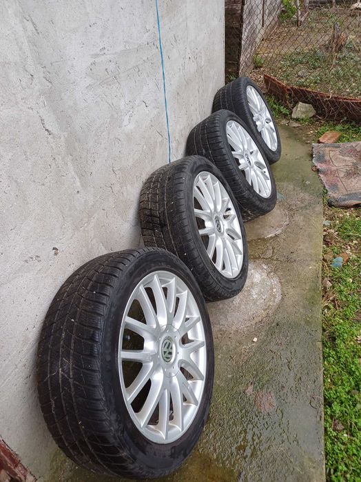 Vând jante pe 17 originale VW cu cauciucuri de iarnă  profil 6mm.