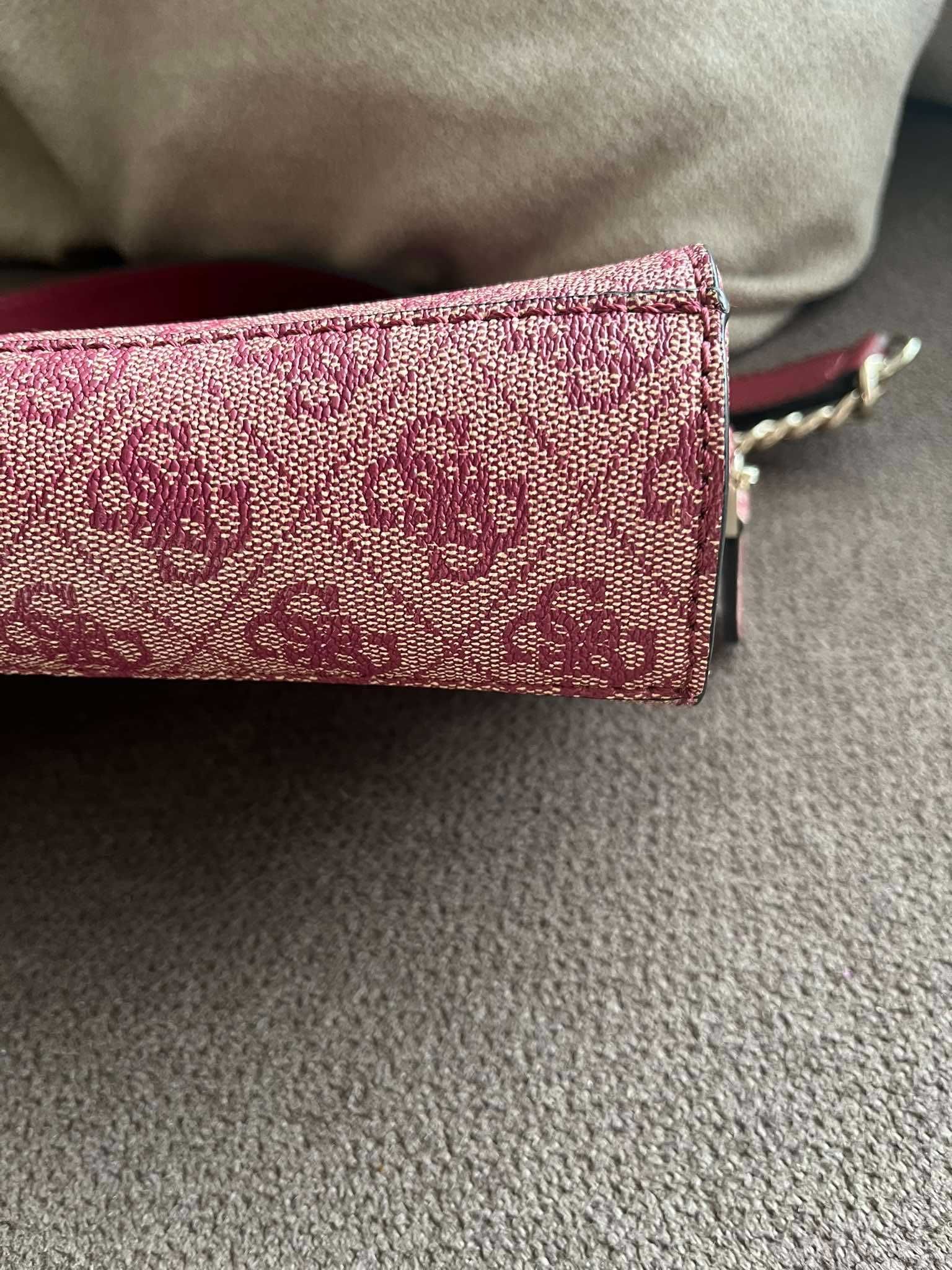 GUESS чанта от еко кожа