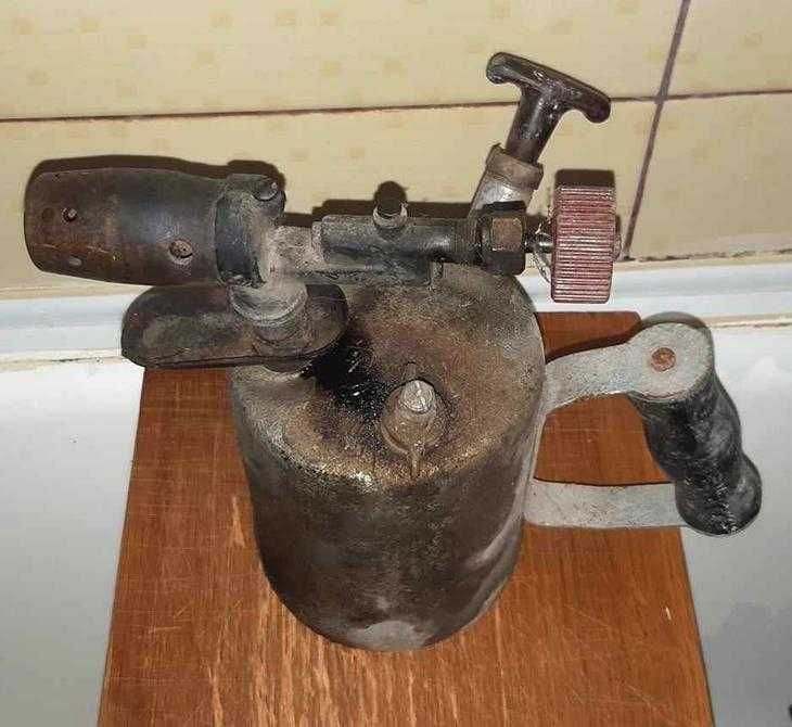 Arzator/Lampa veche de instalator, pe benzina