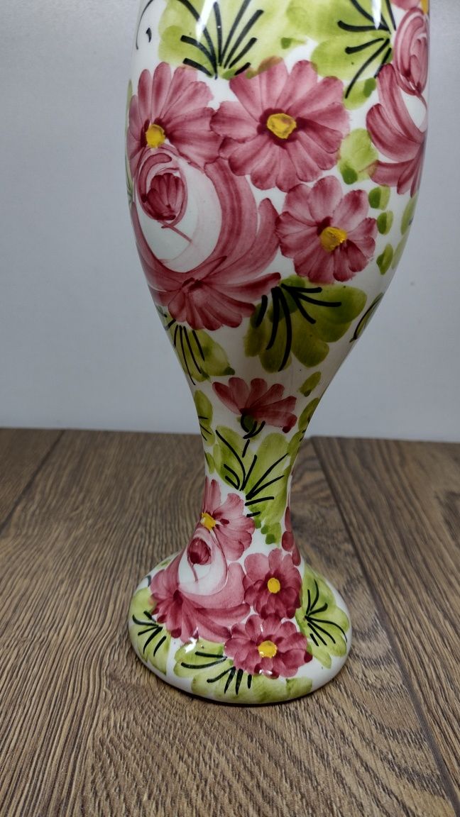 Ръчно рисувана ваза с интересна форма и дизайн.