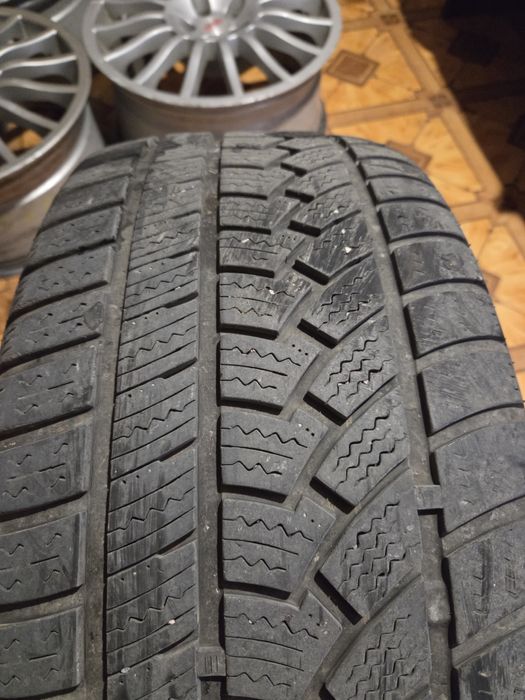 235 40 18 Зимна гума