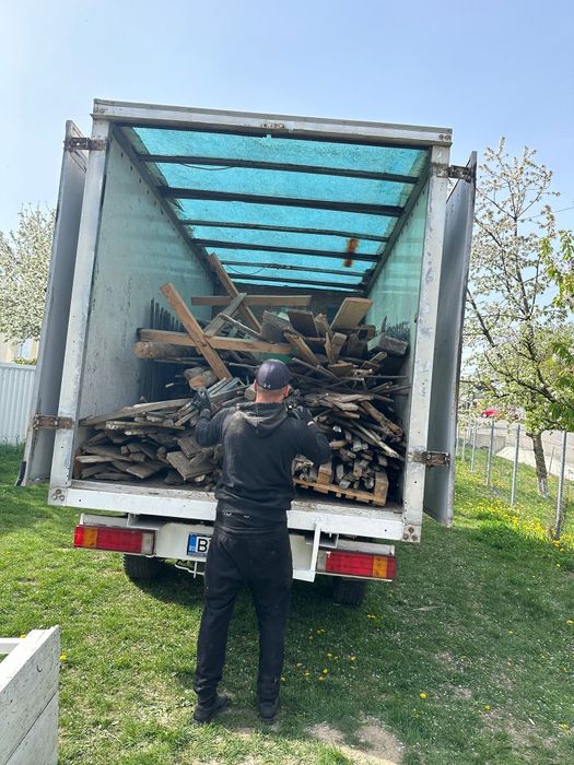Oferim servicii de transport cu dube inchise