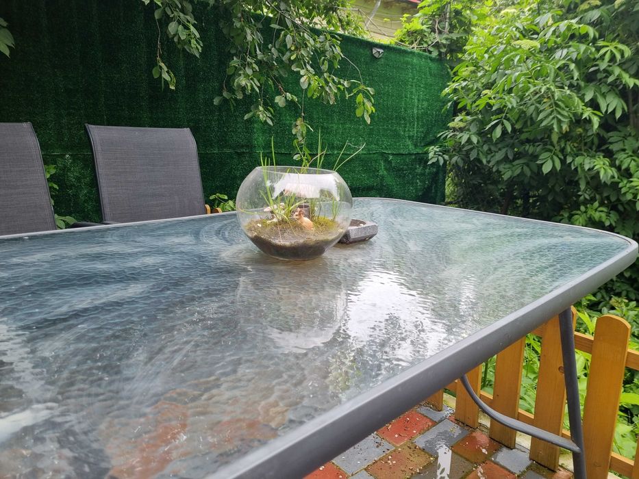 Masa de gradina din sticla.