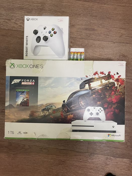 XBOX ONE S на 1ТБ два джостика + игровой диск