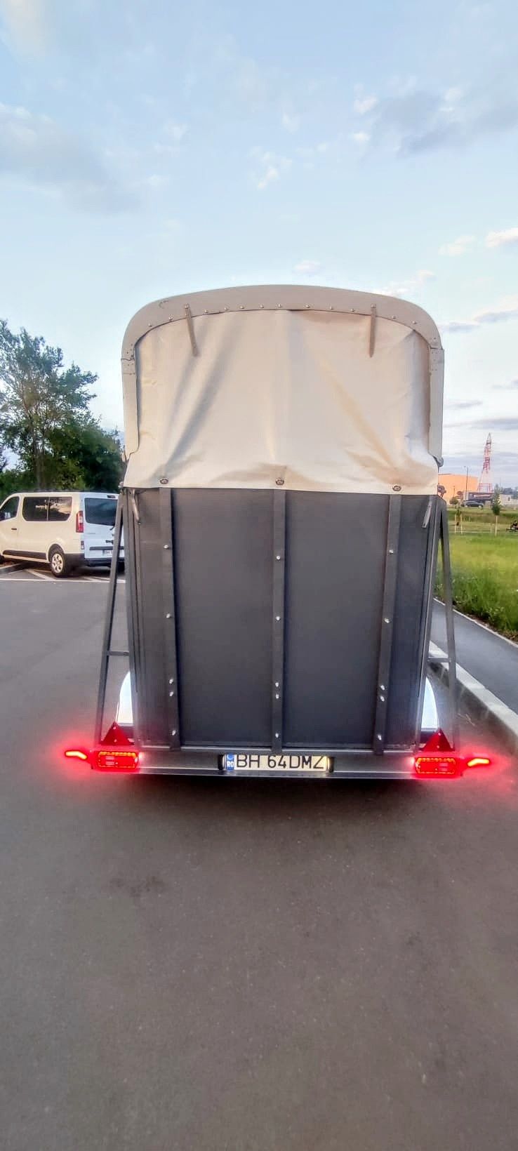 Vand remorca cai animale 2000kg nou !