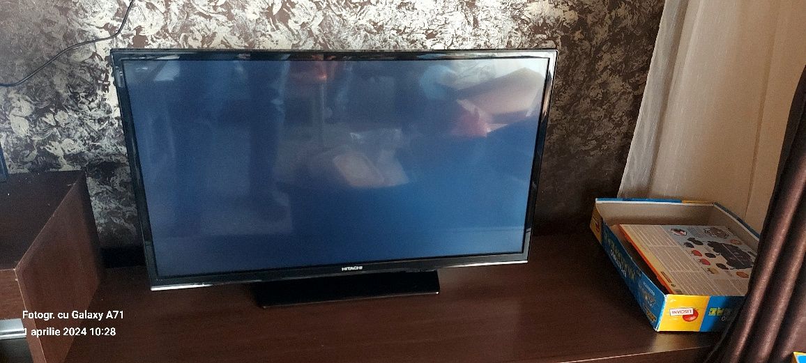 Vând 2 televizoare folosite 81 cm și suport tv reglabil pentru perete.