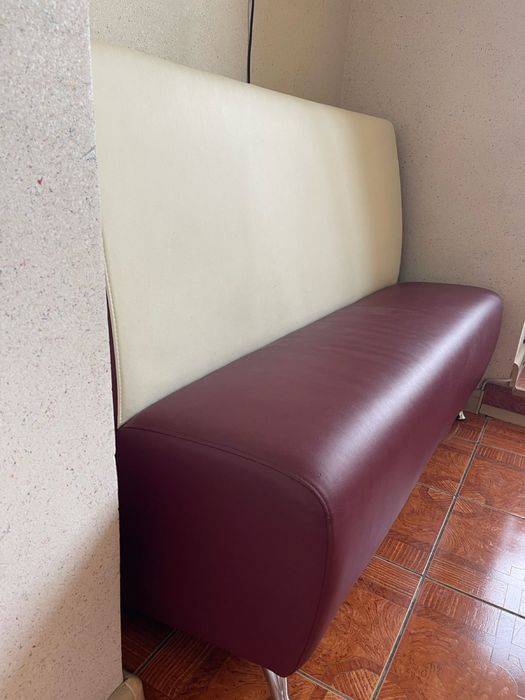 Продам диван экокожа спинка белая, сидения бордовые.