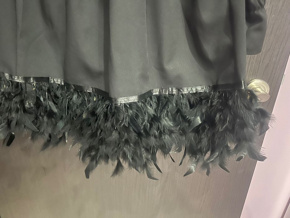 Чисто, нова рокля с естествени пера