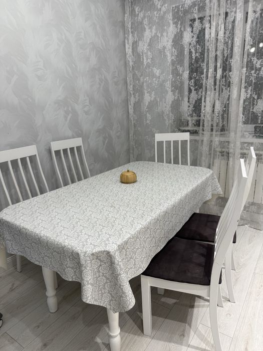 Продам кухонный стол со стульями