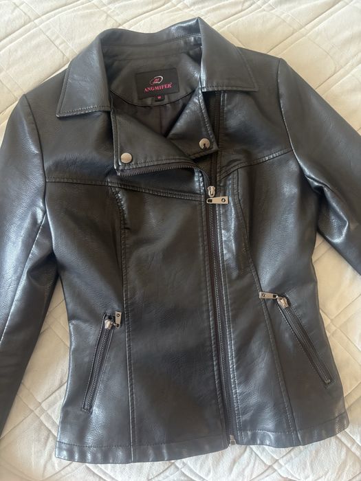 Продам куртку женскую 42 размер