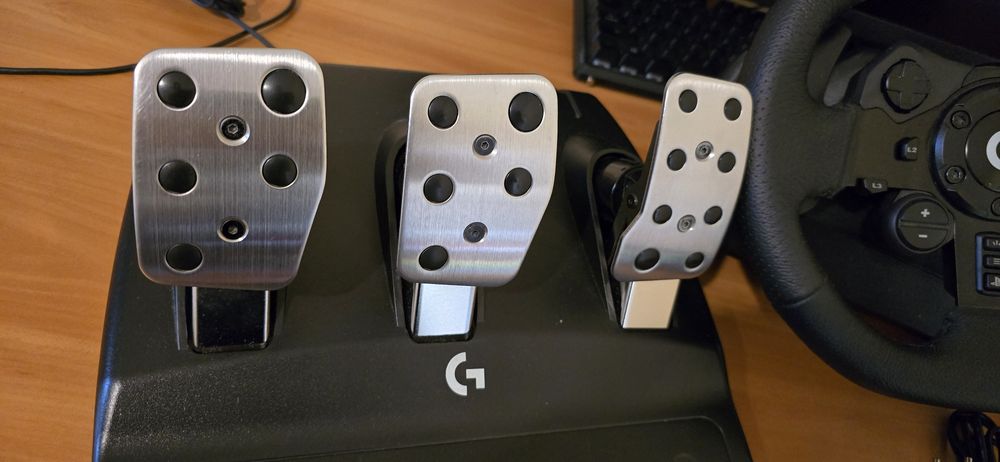 Волан с педали и шифтър Logitech G923 PC and PlayStation