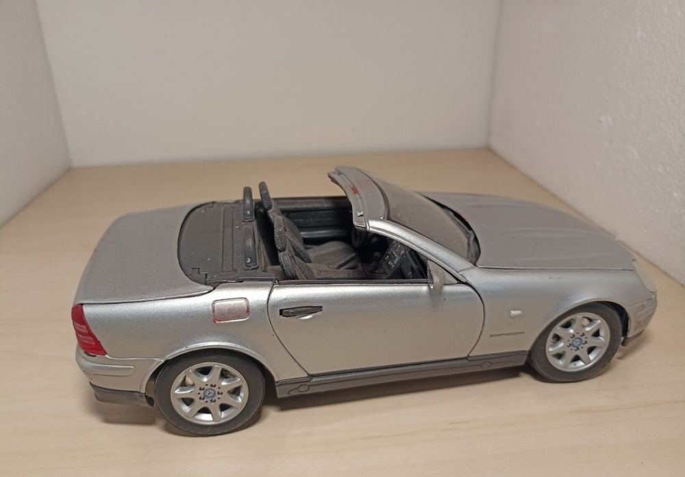 Mercedes SLK 
Scara 1:18
Maisto 

Fotografiile fac parte din descriere