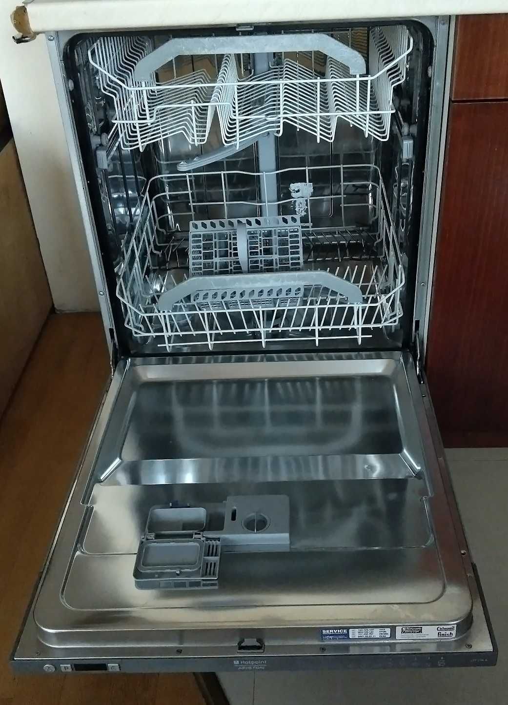 Продавам Съдомиялна за вграждане 12 комплекта HOTPOINT ARISTON LFT228A