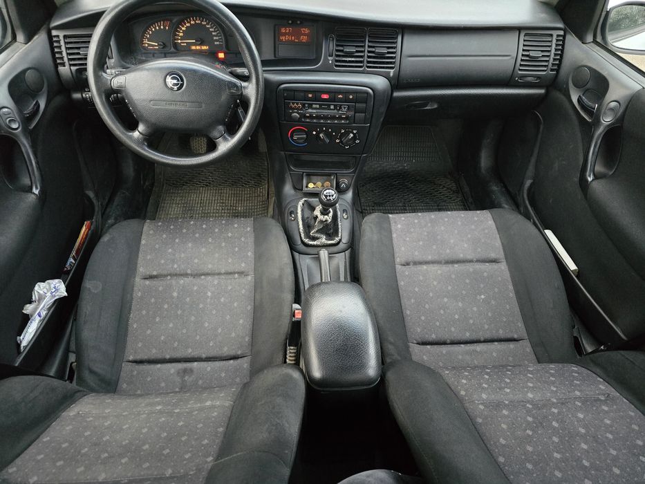 Opel Vectra benzină 1.6 16 v euro 4 Climă distribuție revizii la zi !