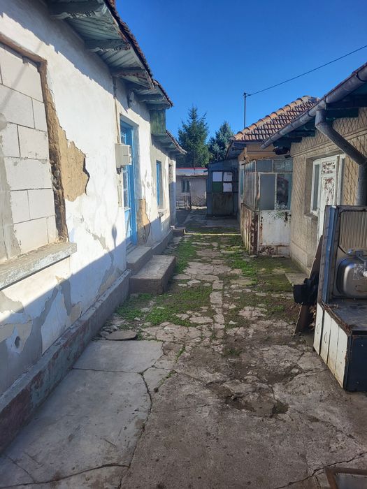 Vând teren intravilan 356 mp cu 3 corpuri de case bătrânești