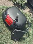Vând topcase+suport