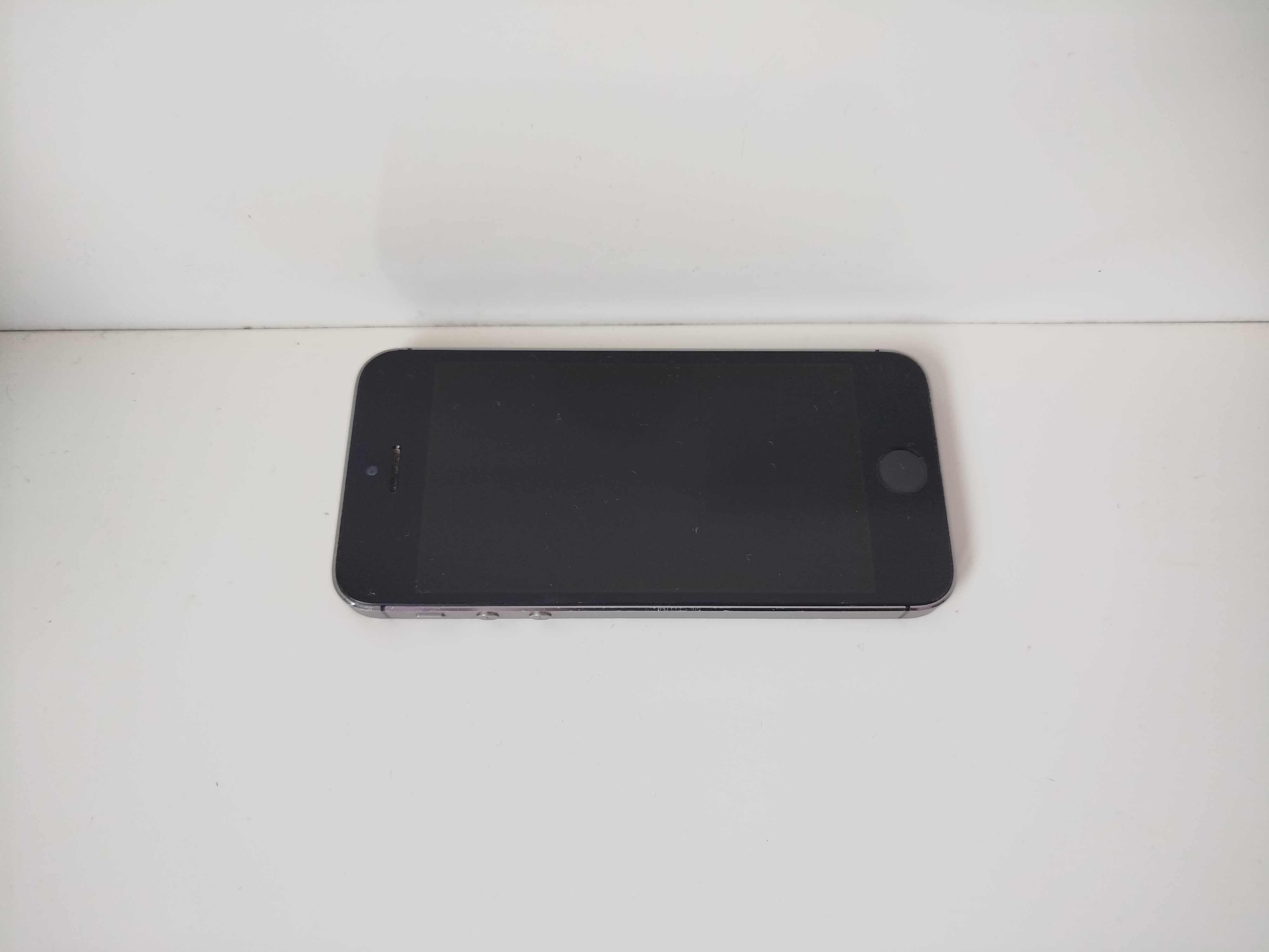iPhone 5S със зарядно и слушалки