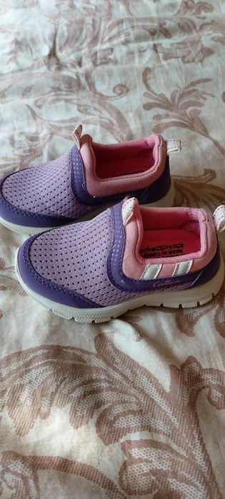Продам новые кроссовки детские