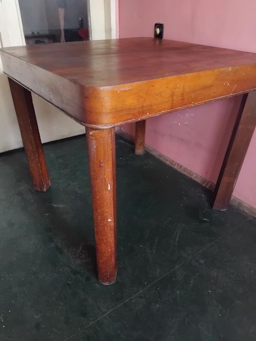 Квадратна кухненска маса