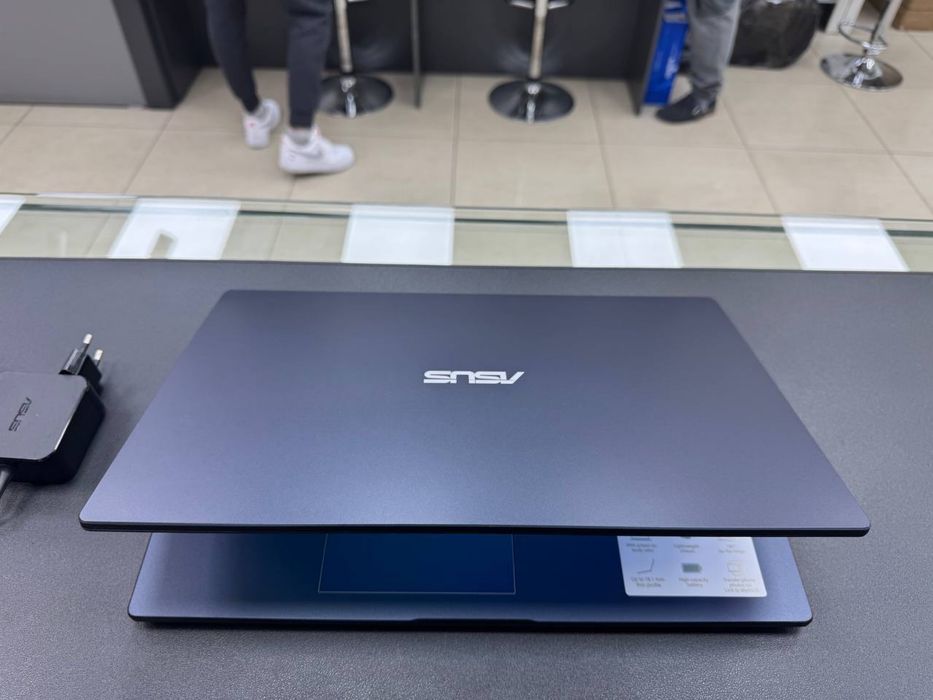 Asus Vivobook Blue Intel Celeron N4020 Ozu-4gb Ssd-256gb idealniy