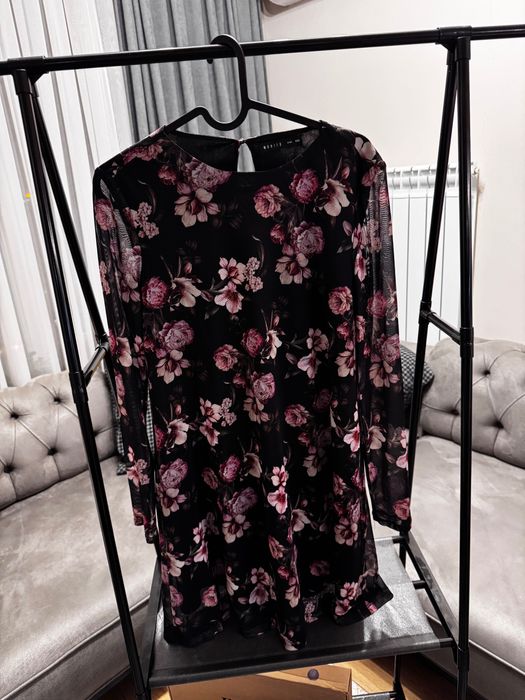 Черна рокля с цветя от Mohito