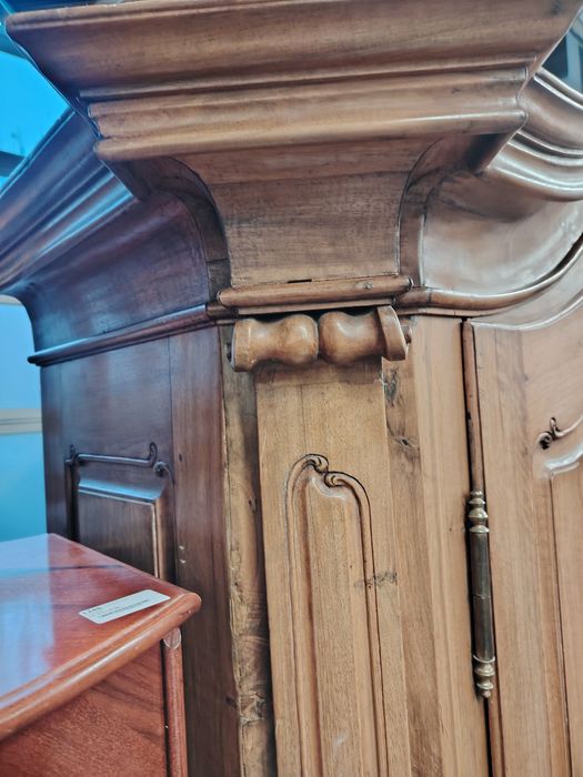 Dulap anii 1800 nuc masiv