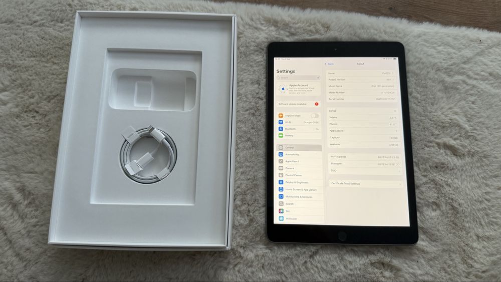 iPad 8 (generatia 8) 10.2 32 Gb wifi 2020 + 2 huse