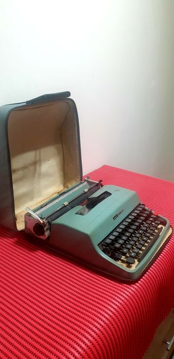 Mașină de scris OLIVETTI LETTERA 32