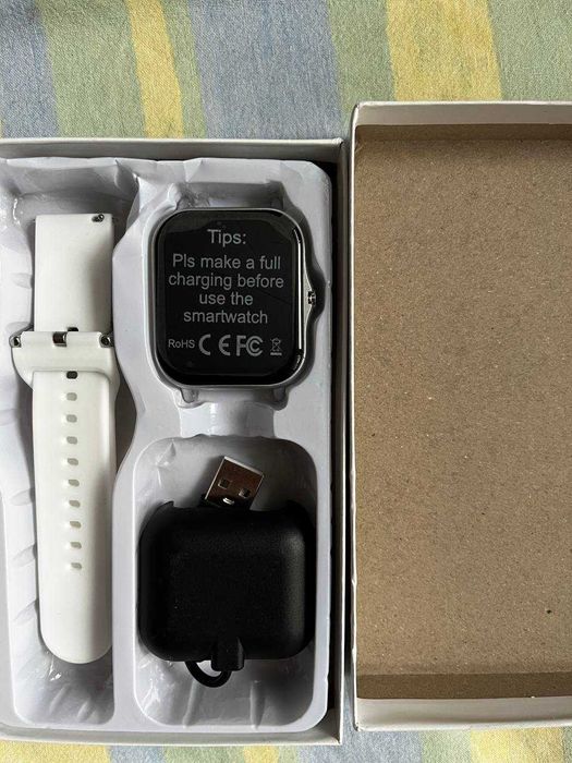 Смарт часовник - бял цвят