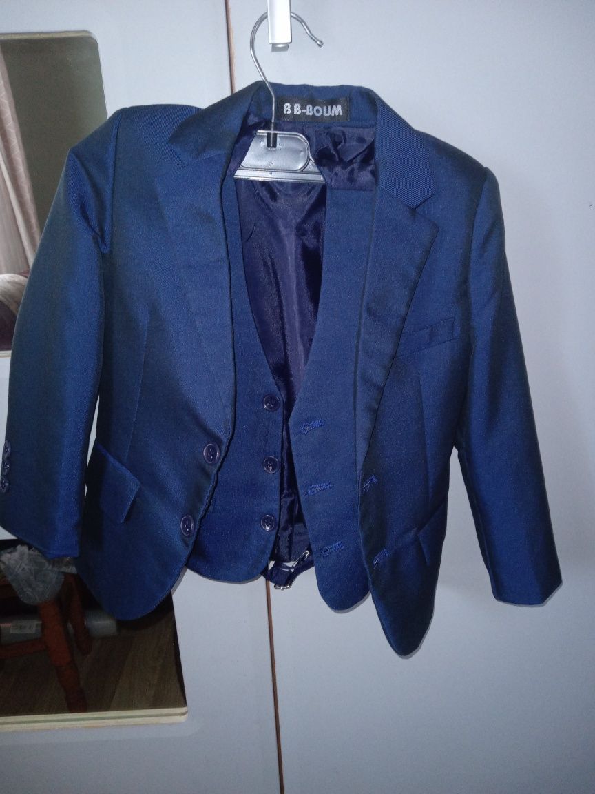 Vând costum copii  3 piese -nr 104