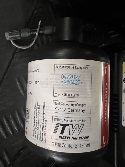 Kit compresor auto cu soluție pentru pană