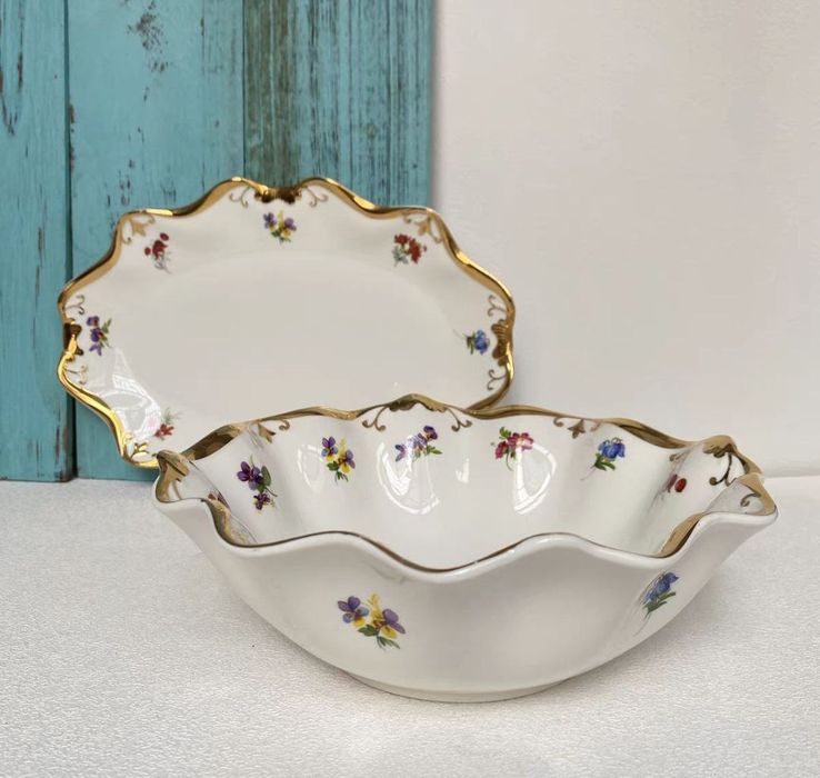 Шикарное фарфоровое плоское  блюдо с бортом.
Богатая позолота рельефом